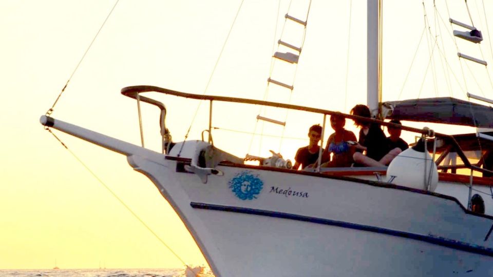 Santorini: Traditional Wooden Boat Tour with Meal and Wine - Red Beach, White Beach, and the Quick-Photo Strategy