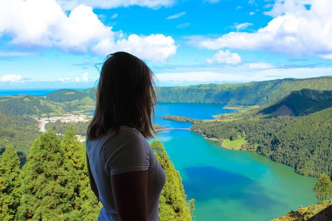 São Miguel Azores: Explore the dramatic crater of Sete Cidades - Entering Sete Cidades: crater first, photos second