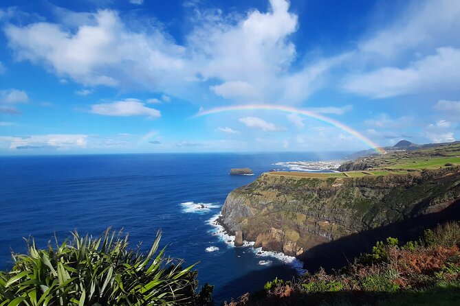 São Miguel Azores: Explore the dramatic crater of Sete Cidades - Vista do Rei Miradouro: the classic crater panorama