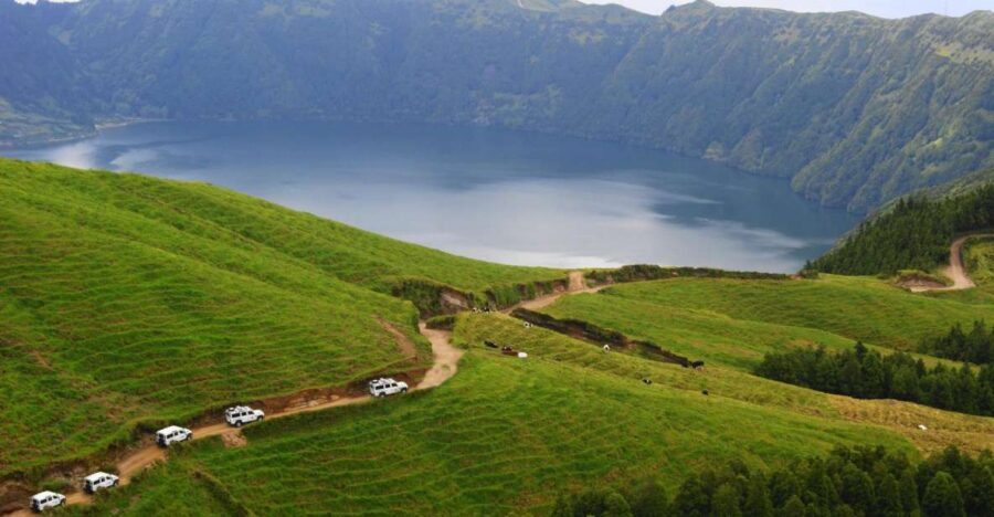 São Miguel, Azores: Sete Cidades Half-Day Jeep Tour - From pickup to off-road climbing: what the first stretch feels like
