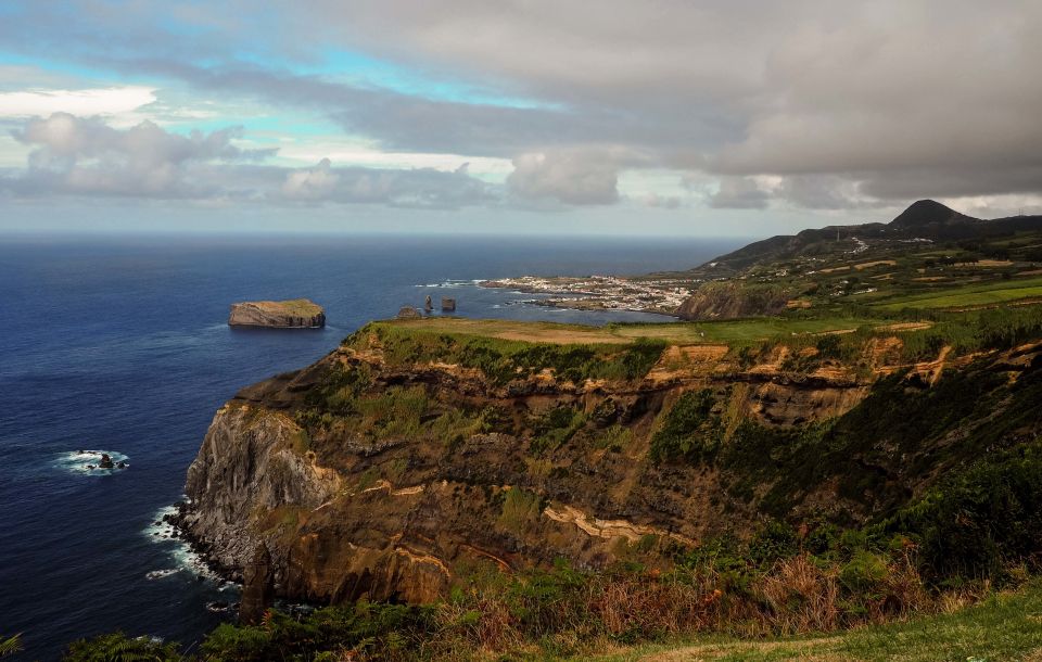 São Miguel Island: Full-Day Sete Cidades Tour - Pineapple Plantation in Ponta Delgada: Tastings and Souvenirs