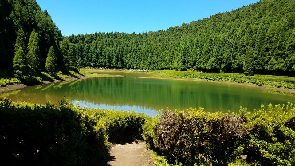 São Miguel: Sete Cidades and Lagoa do Fogo Full-Day Tour - Sete Cidades viewpoints: green-and-blue lakes with the right walk-and-look rhythm