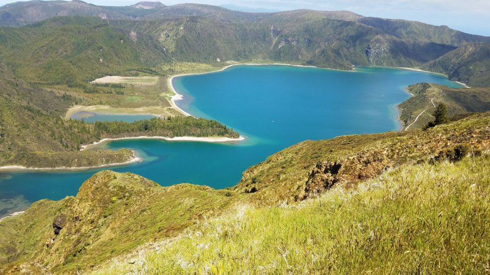 São Miguel: Sete Cidades and Lagoa do Fogo Full-Day Tour - Lagoa downtown and pottery: the slow, local side of the route