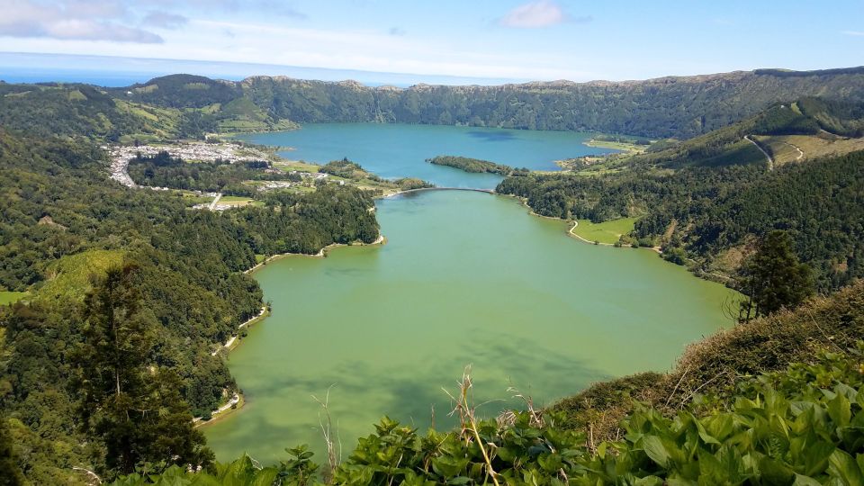 São Miguel: Sete Cidades and Lagoa do Fogo Full-Day Tour - Pico da Barrosa and the long crater approach to Lagoa do Fogo