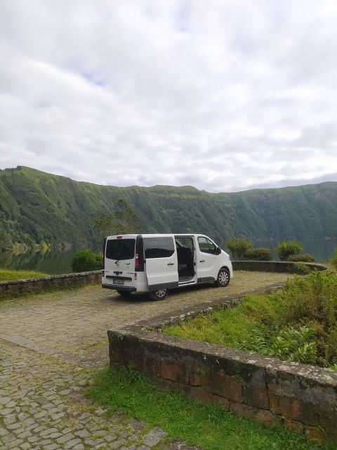 São Miguel: Sete Cidades & Lagoa do Fogo Tour with Lunch - Sete Cidades crater rim: Vista do Rei and the twin lakes