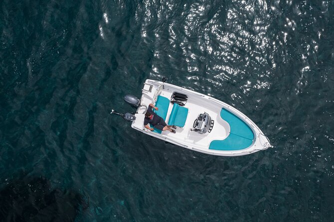 Self-Drive License-Free Boat Rental in Santorini from Vlichada - Driving confidence, docking nerves, and how the crew helps