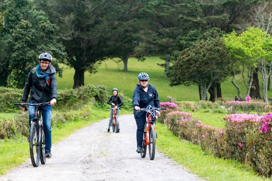Sete Cidades: Kayaking and Biking Adventure - Kayaking Lagoa das Sete Cidades: crystal-clear water, cold-water reality