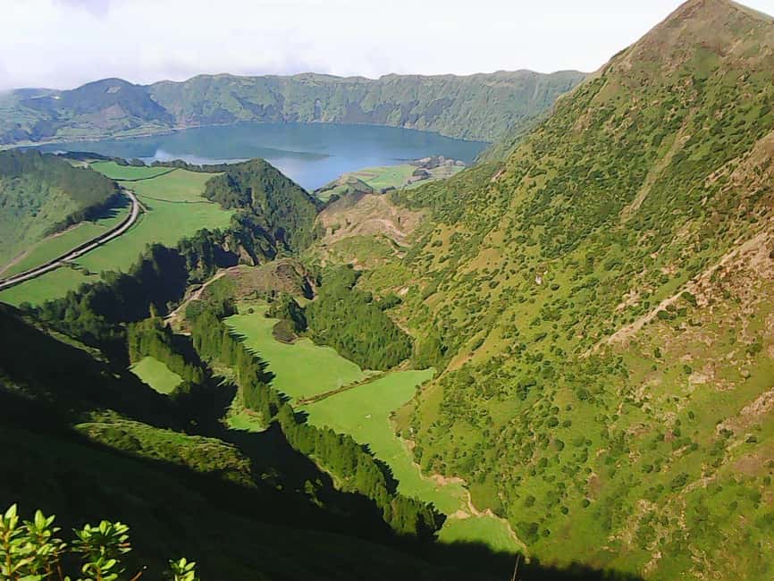 Seven Citys Tour: Sete Cidades Crater Lake Shore Excursion - Pico do Carvão: a quick guided climb to the rim (15–20 minutes)
