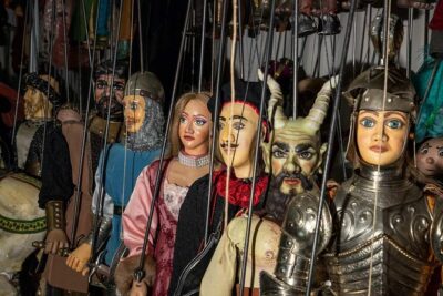 Sicilian puppets in Syracuse: show with behind-the-scenes visit - Backstage access: puppets, costumes, and the work behind the curtain