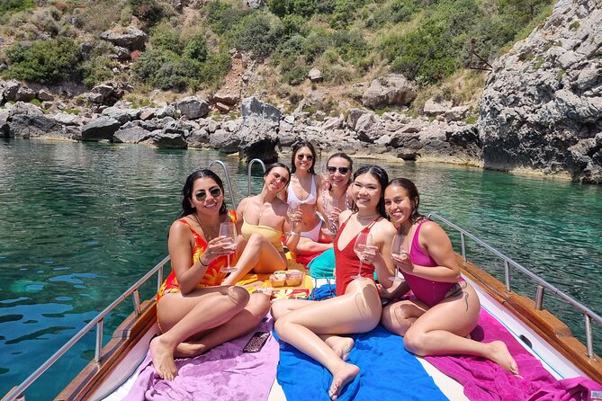 Sicilian wine tasting on the boat in Taormina - From Taormina coast to Lido Mazzarò: the classy-in-craft stop