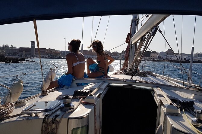 Single day Sail boat cruise with swimming, snorkeling, drinks and lunch - What makes this cruise feel intimate on a boat (and not crowded)