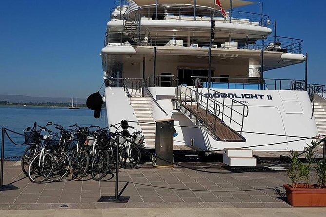 Siracusa tour on high tech bike - Stop 1: Syracuse old town highlights, from Apollo Temple to cathedral square