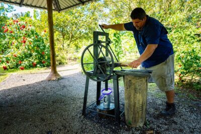 Sloth Tour in La Fortuna and Tortillas Cooking Class - Sugarcane Juice Cranking: The Hands-On Fun Stop