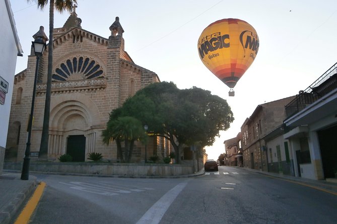 Sunrise and Sunset Experience Hot Air Balloon Ride Mallorca - Safety briefing, basket heat, and the balloon inflation show