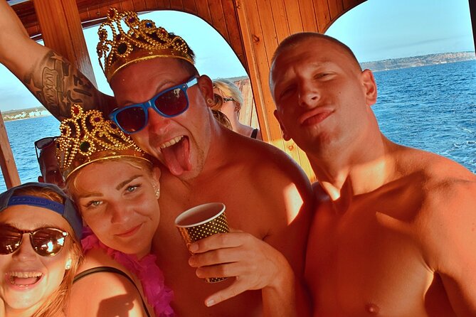 Sunset Tour Mallorca: Sunset boat trip with music & good atmosphere - Pizza, cocktails, and the DJ vibe on two levels