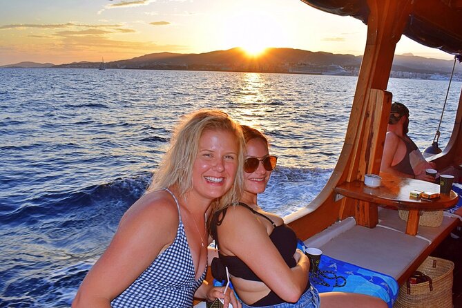 Sunset Tour Mallorca: Sunset boat trip with music & good atmosphere - Port of Palma to the first big views: where the scenery starts working