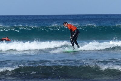 Surf class in Famara 9:15-12:00 or 11:45-14:30 (2h class) - Where you meet in Caleta de Famara (and why it helps)