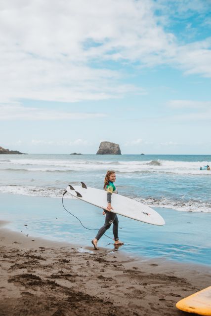 Surf lesson in Madeira - Warm-up and setup: how you get ready before you paddle