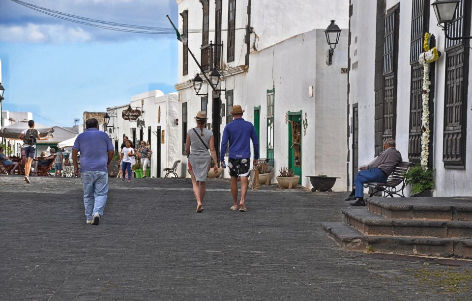 Teguise: Market and César Manrique Foundation Tour - The guide, the coach, and the language issue you should plan for