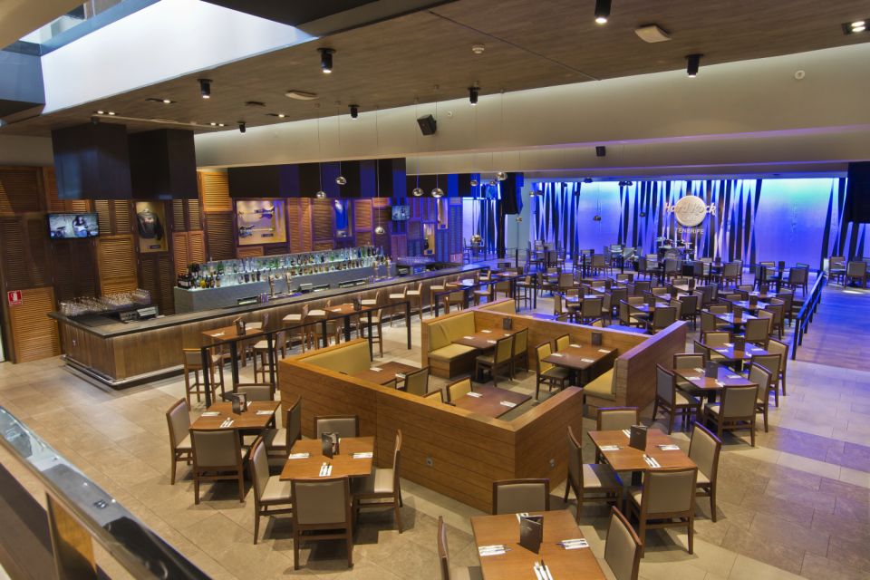 Tenerife: Hard Rock Cafe Set Menu Lunch or Dinner & Drink - What the atmosphere feels like while you eat