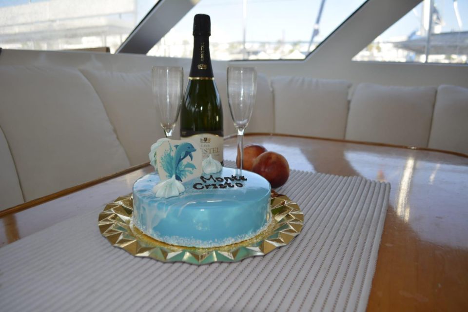 Tenerife: Sunset Catamaran Tour with Transfer, Buff & Drinks - What onboard food and drinks are actually like (and why it matters)