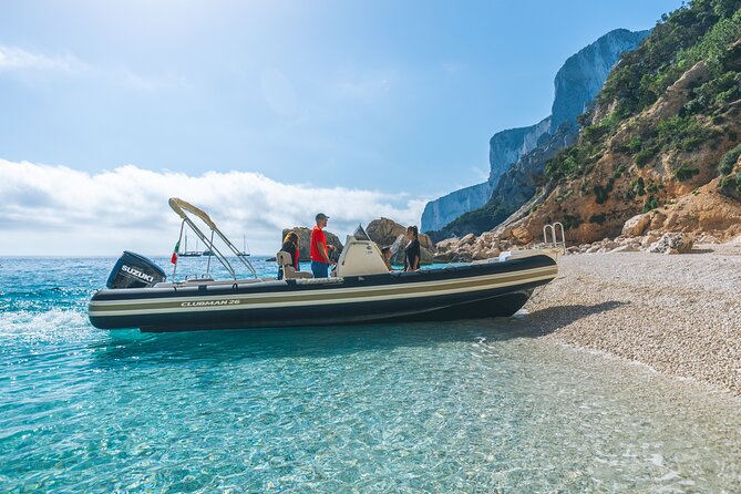 Tour along the coast of Baunei: a unique experience - How the skipper turns coast views into a story