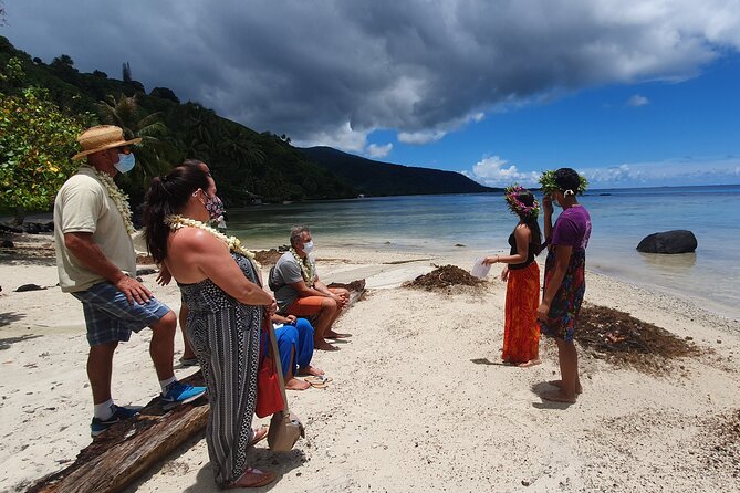 Tour Tahiti in Private - How the day flows: from caves to gardens to black-sand beaches