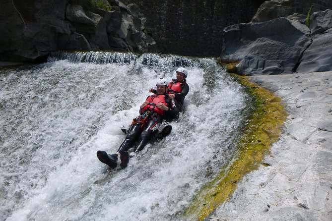 TuffAlcantara - dives, slides and lots of fun in the Alcantara river - The 4-hour flow: what the day feels like in real time