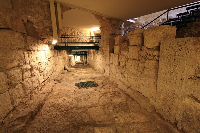 Underground Cagliari tour - Stop 3: Museo del Tesoro e Area Archeologica di Sant’Eulalia (Roman Footprints Under a Church)