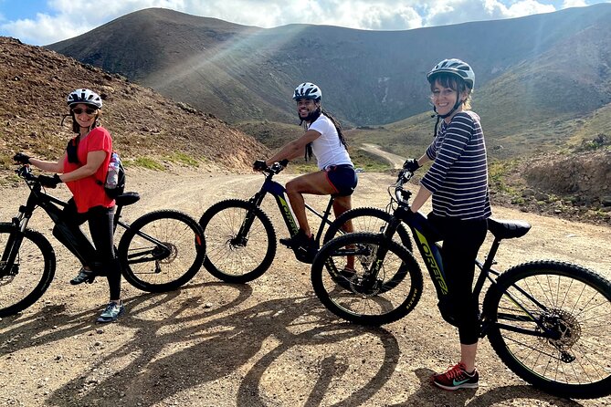 Volcanic Discovery PREMIUM eBike Tour: 35 km - Stop 1: Calderón Hondo volcano top hike (and the surprising animal spotting)